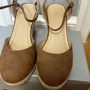 Womens Solanz Wedge sandals. Size 9, shades of tan. Good condition.